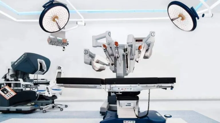 Olegario Vázquez Aldir fortalece innovación médica en México.