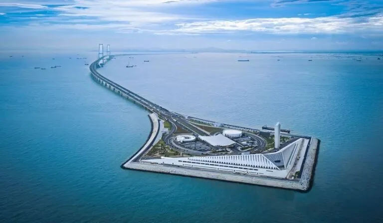 El “monstruo” sobre el mar: la megaestructura de China que une ciudades en 30 minutos