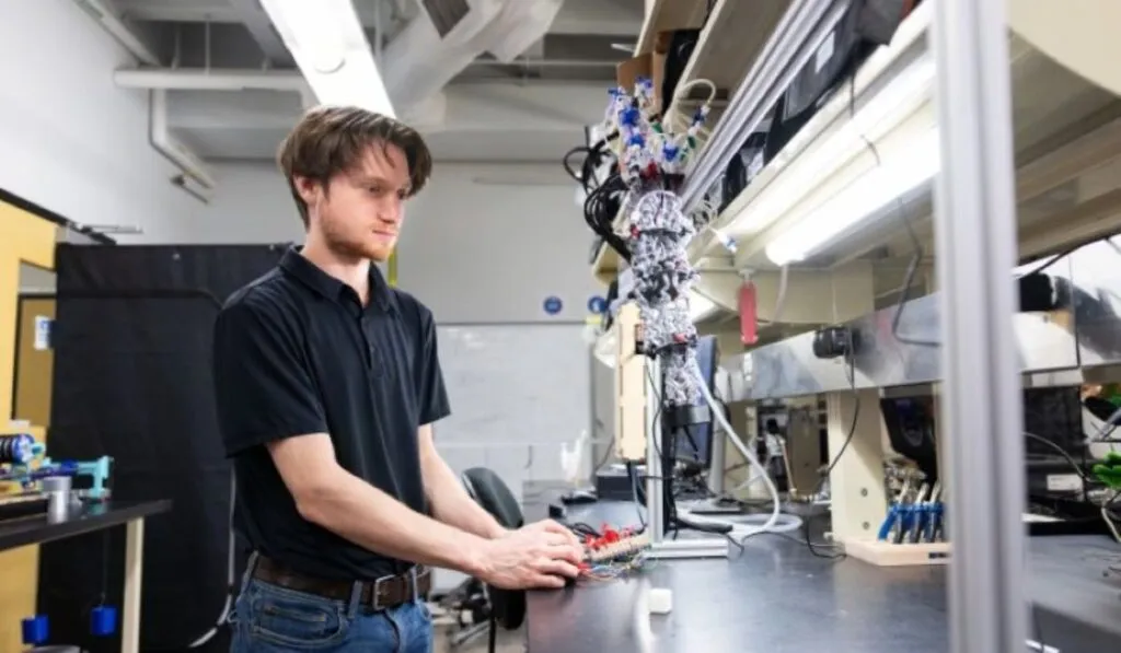 Robots más fuertes que nunca: crean músculos artificiales que levantan hasta 100 veces su peso