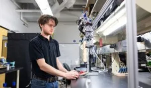 Robots más fuertes que nunca: crean músculos artificiales que levantan hasta 100 veces su peso