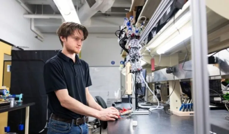 Robots más fuertes que nunca: crean músculos artificiales que levantan hasta 100 veces su peso