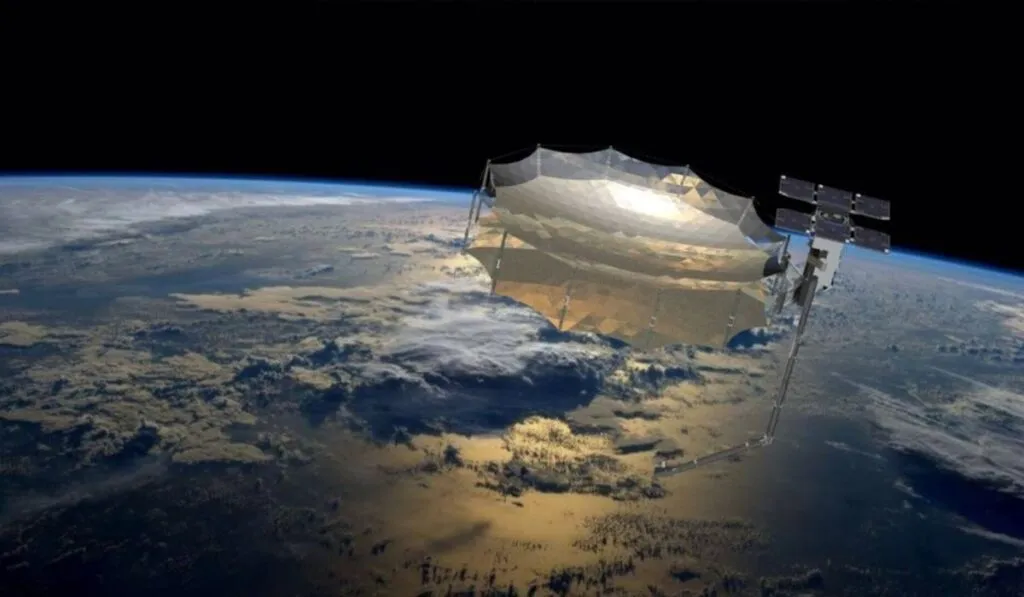 ¿No más noches? Científicos alertan sobre el impacto de iluminar la Tierra desde el espacio Meta descripción: Espejos satelitales podrían alterar el sueño y los ecosistemas, advierten científicos ante planes de iluminar la Tierra por la noche. Palabra clave: espejos satelitales Espejos satelitales podrían cambiar algo tan básico como la noche… y no precisamente para bien. Diversas asociaciones científicas han encendido las alertas ante propuestas que buscan iluminar partes de la Tierra durante la noche mediante tecnología en órbita. El debate surge a partir de dos iniciativas evaluadas por la Comisión Federal de Comunicaciones de Estados Unidos (FCC): el lanzamiento de hasta un millón de satélites y el uso de espejos reflectantes capaces de redirigir la luz solar hacia el planeta. Espejos satelitales y el riesgo para los ritmos naturales Al menos cuatro organizaciones internacionales de cronobiología —que estudian los ritmos biológicos— coinciden en una preocupación central: alterar la noche podría afectar profundamente la vida en la Tierra. Representando a unos 2,500 investigadores de más de 30 países, estas sociedades advierten que modificar el ciclo natural de luz y oscuridad impactaría los ritmos circadianos en humanos y animales. Esto no solo implica problemas de sueño. También podría alterar la producción hormonal, afectar la migración de especies nocturnas, modificar los ciclos de las plantas e incluso impactar al fitoplancton, base de la cadena alimentaria marina. “Las plantas necesitan la noche. No se puede simplemente eliminarla”, advirtió el genetista Charalambos Kyriacou. Tecnología espacial vs. equilibrio ambiental La empresa Reflect Orbital impulsa una de las propuestas más llamativas: utilizar satélites con grandes espejos para iluminar zonas específicas de entre 5 y 6 kilómetros. La idea es facilitar construcciones nocturnas o mejorar la respuesta ante emergencias. Por otro lado, SpaceX plantea una red masiva de satélites para alimentar sistemas de inteligencia artificial desde el espacio, reduciendo el consumo energético en la Tierra. Aunque ambas iniciativas prometen beneficios, la comunidad científica insiste en que los riesgos podrían ser globales. Desde la seguridad alimentaria hasta el equilibrio ecológico, las consecuencias aún no están completamente dimensionadas. La discusión ya está sobre la mesa. Y la pregunta es tan simple como inquietante: ¿hasta qué punto estamos dispuestos a transformar la noche?