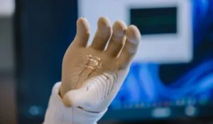 Piel electrónica: el avance que permite a los robots “sentir” como humanos