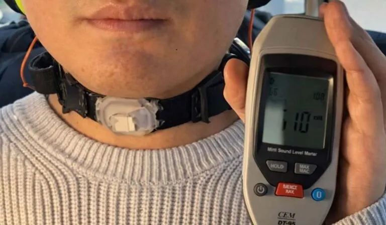 Un collar con IA que “lee” tu voz en silencio: así funciona esta nueva tecnología