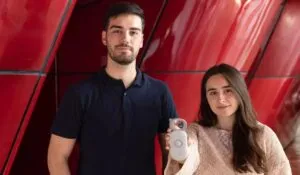 Leer con los oídos: la lupa inteligente que convierte texto en audio en segundos Meta descripción: LUP, la lupa inteligente que transforma texto en audio en segundos, impulsa la lectura accesible para personas con baja visión o dislexia. Palabra clave: lupa inteligente Lupa inteligente es la innovación que está cambiando la forma de leer para miles de personas. Se trata de LUP, un dispositivo de bolsillo capaz de capturar texto y transformarlo en audio en más de 30 idiomas… en menos de dos segundos. Este desarrollo nació en 2021 como un proyecto universitario en la Universidad de Mondragón y hoy se posiciona como una herramienta clave para personas con baja visión, fatiga visual o dislexia. Lupa inteligente: tecnología que acerca la lectura El funcionamiento es sencillo, pero potente. Gracias a la combinación de inteligencia artificial y visión computacional, el dispositivo escanea cualquier texto y lo convierte en audio casi de inmediato. Detrás de LUP están los emprendedores Eneko Calvo y Apurva San Juan, quienes han impulsado el proyecto con inversión propia y apoyo de fondos externos, alcanzando una financiación de 400 mil euros. Desde su lanzamiento comercial a finales de 2024, la empresa ya suma una facturación acumulada de 230 mil euros y espera superar los 420 mil en 2026. Actualmente, la lupa está disponible en más de 250 ópticas, 90 bibliotecas y 30 centros de día. Accesibilidad, crecimiento y nuevos mercados El impacto potencial es enorme. En España, alrededor de 1.2 millones de personas viven con alguna discapacidad visual, lo que dificulta su acceso a la lectura cotidiana. Como complemento, LUP también cuenta con una aplicación móvil que permite convertir texto en audio desde documentos, fotos o páginas web, incluso sin conexión a internet. La app ya suma 30 mil descargas y más de 2 mil usuarios activos. La startup busca ahora crecer. Ha abierto una nueva ronda de inversión para mejorar la producción, ampliar su equipo y potenciar su aplicación, con la meta de alcanzar 150 suscriptores en 2026. Además, planea expandirse a nuevos espacios como museos e instituciones culturales, mientras consolida su presencia en Argentina y Uruguay. Porque, a veces, la verdadera innovación no está en leer más rápido… sino en que todos puedan leer.