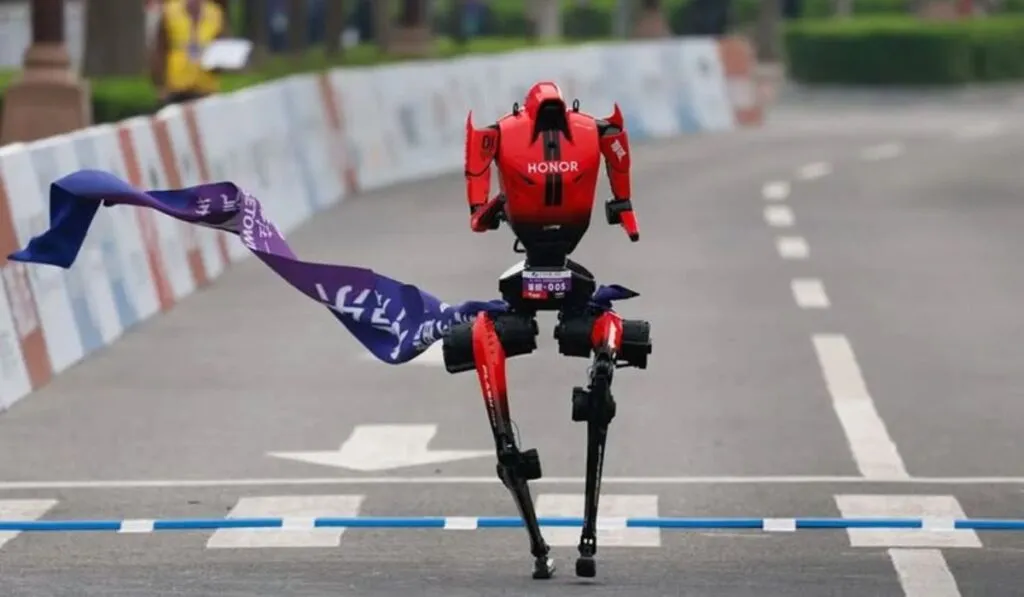 Robot humanoide en el maratón en Beijing marca una nueva era