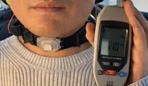Un collar con IA que “lee” tu voz en silencio: así funciona esta nueva tecnología