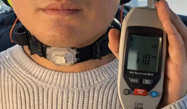 Un collar con IA que “lee” tu voz en silencio: así funciona esta nueva tecnología