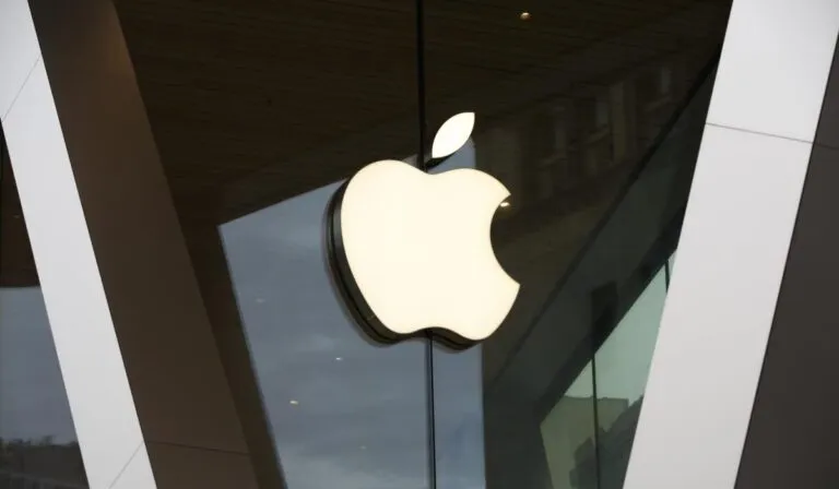 Tim Cook alerta sobre crisis de memoria que podría encarecer iPhones y golpear a toda la industria