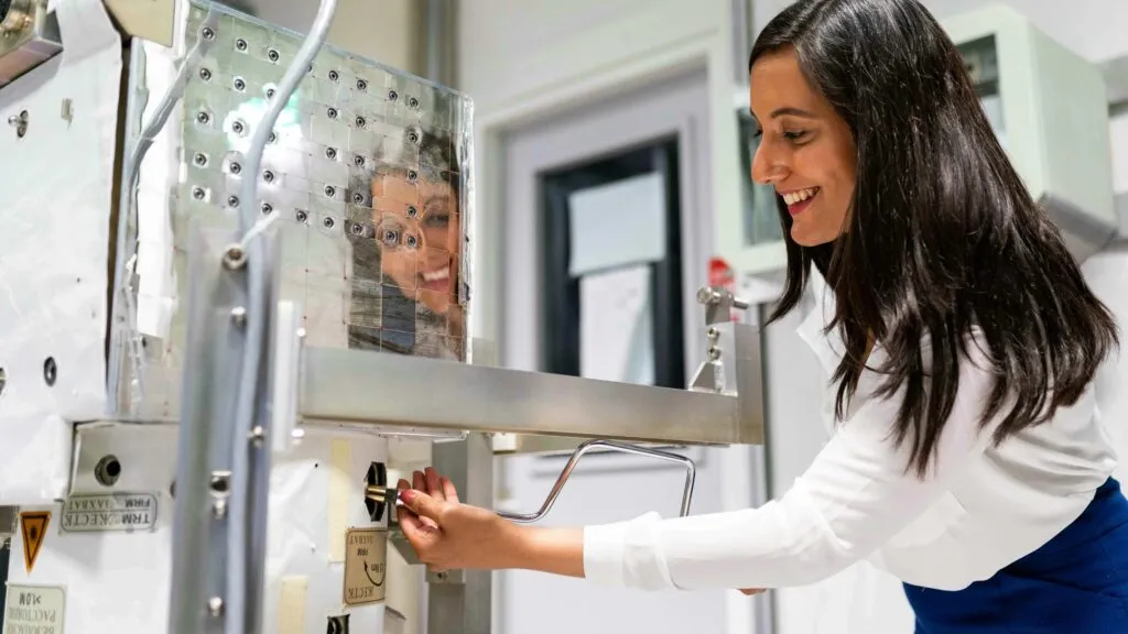 Mujeres fortalecen el empleo en ciencia y tecnología dentro de la Unión Europea, según los datos más recientes de Eurostat.