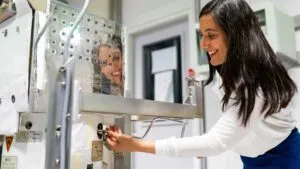 Mujeres fortalecen el empleo en ciencia y tecnología dentro de la Unión Europea, según los datos más recientes de Eurostat.