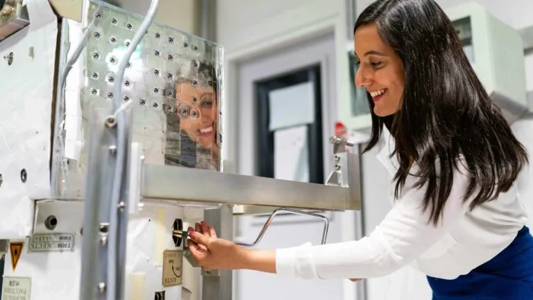 Mujeres fortalecen el empleo en ciencia y tecnología dentro de la Unión Europea, según los datos más recientes de Eurostat.