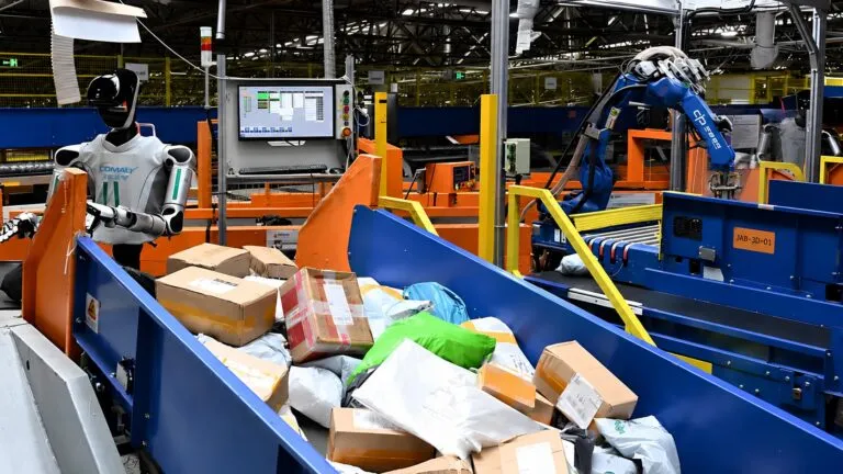 Robot humanoide en un centro logístico de China con inteligencia artificial para clasificar millones de paquetes diariamente.