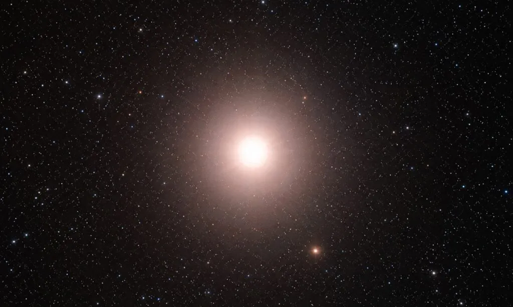 Betelgeuse con su estrella compañera observada mediante tecnología astronómica avanzada para estudiar estrellas masivas.