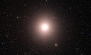 Betelgeuse con su estrella compañera observada mediante tecnología astronómica avanzada para estudiar estrellas masivas.