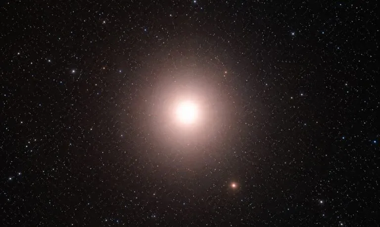 Betelgeuse con su estrella compañera observada mediante tecnología astronómica avanzada para estudiar estrellas masivas.