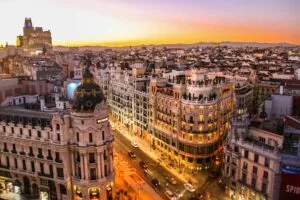 Ciudades inteligentes con sensores, inteligencia artificial y movilidad sostenible en Barcelona y Dublín.