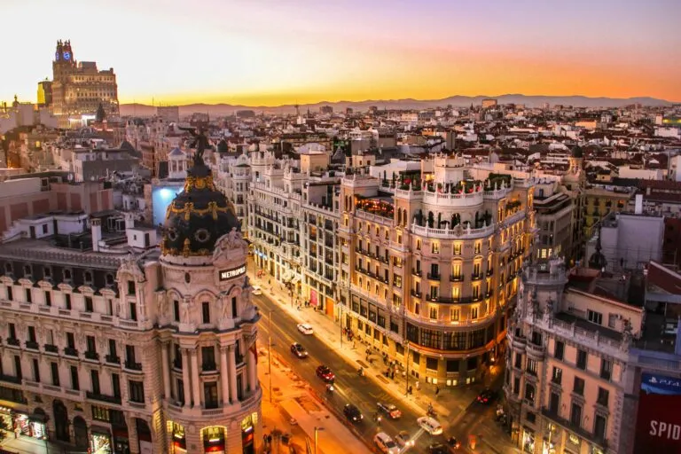 Ciudades inteligentes con sensores, inteligencia artificial y movilidad sostenible en Barcelona y Dublín.