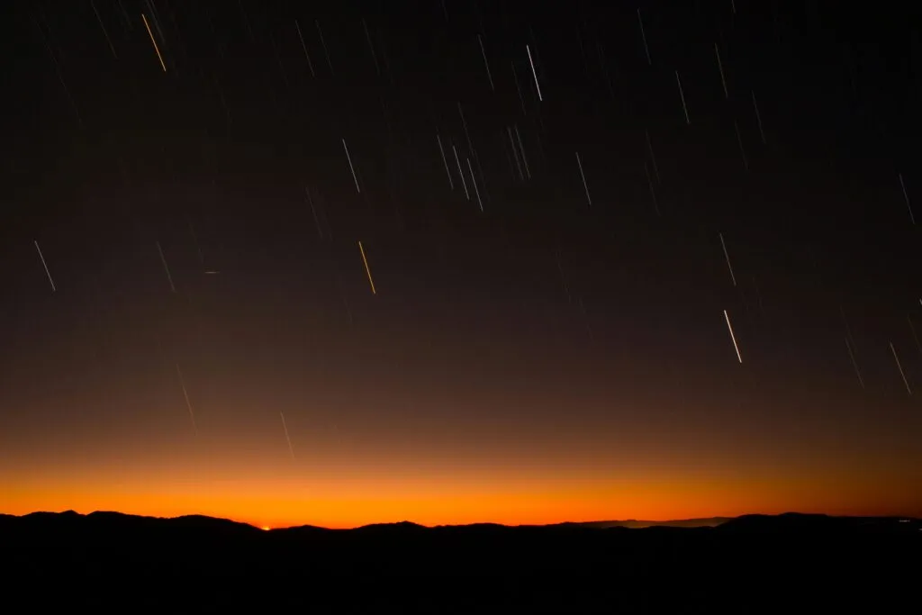 Lluvia de estrellas con cuatro meteoros activos al mismo tiempo visible desde México en un cielo nocturno despejado.