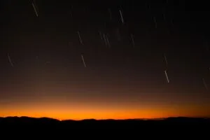 Lluvia de estrellas con cuatro meteoros activos al mismo tiempo visible desde México en un cielo nocturno despejado.
