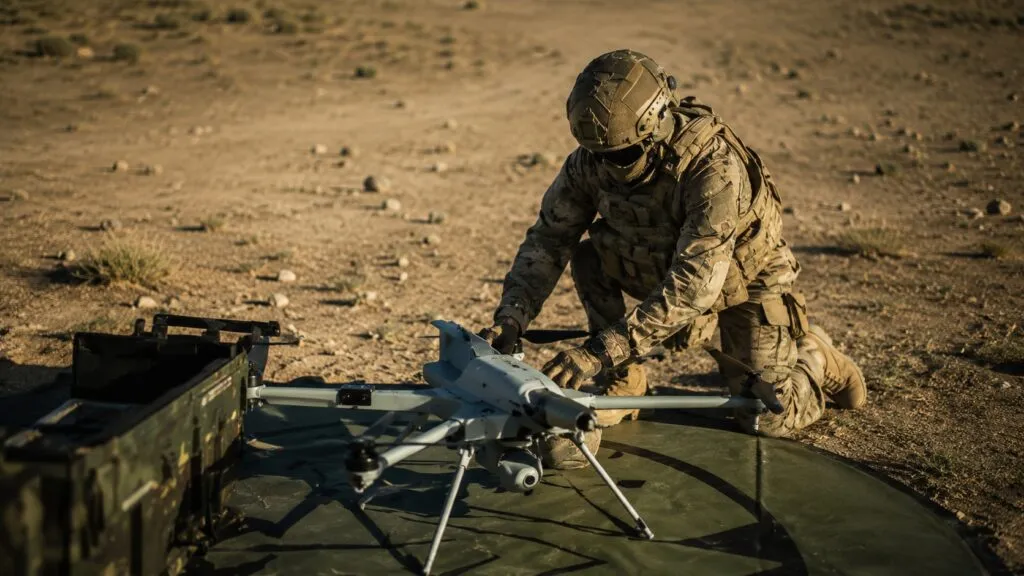 Tecnología militar con drones e inteligencia artificial para operaciones de defensa.