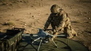 Tecnología militar con drones e inteligencia artificial para operaciones de defensa.