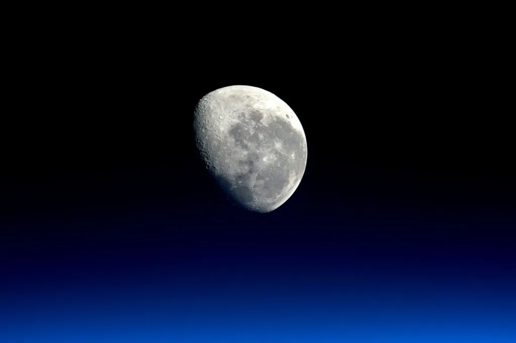 Día Internacional de la Luna con exploración espacial, innovación científica y tecnología aplicada.