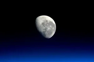 Día Internacional de la Luna con exploración espacial, innovación científica y tecnología aplicada.