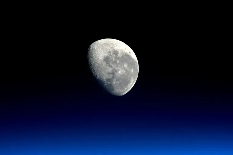 Día Internacional de la Luna con exploración espacial, innovación científica y tecnología aplicada.