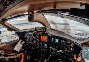 Simulador de vuelo con tecnología aeronáutica para capacitar pilotos y sobrecargos mediante herramientas digitales avanzadas.