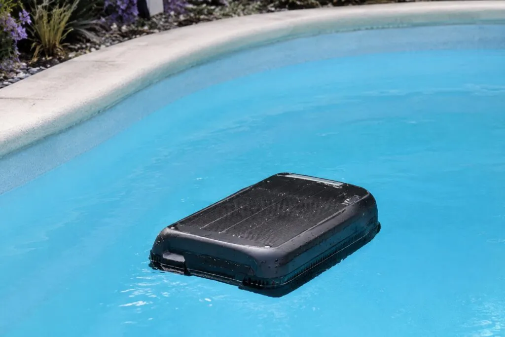 Robot solar para piscinas con carga solar, navegación inteligente y más de 35 horas de autonomía para limpieza eficiente.