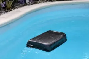 Robot solar para piscinas con carga solar, navegación inteligente y más de 35 horas de autonomía para limpieza eficiente.