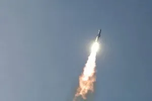 Starship despega desde Texas en una prueba con mejoras técnicas y despliegue de satélites Starlink para futuras misiones espaciales.