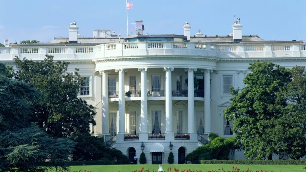 Trump presenta una estrategia para supervisar modelos avanzados de inteligencia artificial.