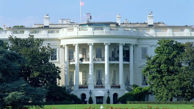 Trump presenta una estrategia para supervisar modelos avanzados de inteligencia artificial.