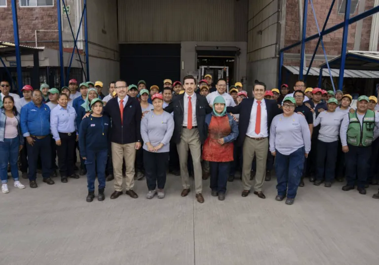Alejandro Martínez Araiza, secretario general del SNAC con trabajadores agremiados.