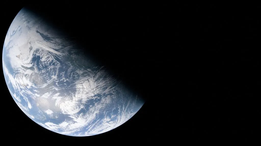 Artemis II capta imágenes de la Tierra desde el espacio profundo durante su misión alrededor de la Luna