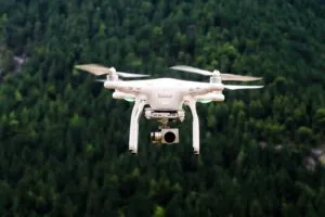 Drones con inteligencia artificial apoyan la reforestación en Brasil con semillas nativas