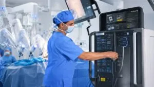 Cirugía robótica con inteligencia artificial dentro de un quirófano médico moderno preparado para intervenciones de alta precisión.