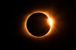 Eclipse solar en España reúne a millones de personas y fortalece la astronomía, el astroturismo y la divulgación científica.