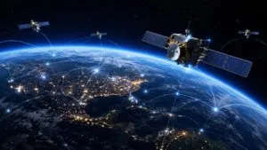 Espacio orbital con satélites que sostienen comunicaciones, datos y servicios tecnológicos esenciales para la Tierra.
