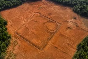 Vista aérea de glifos antiguos en la Amazonía descubiertos con tecnología LiDAR.