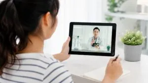IA en dermatología utilizada como apoyo médico para analizar lesiones de la piel con supervisión de especialistas.