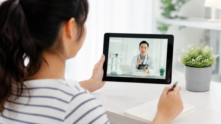 IA en dermatología utilizada como apoyo médico para analizar lesiones de la piel con supervisión de especialistas.