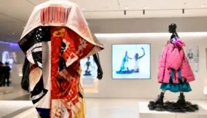 Moda del futuro que integra música, cultura digital y tecnología para crear experiencias inmersivas.