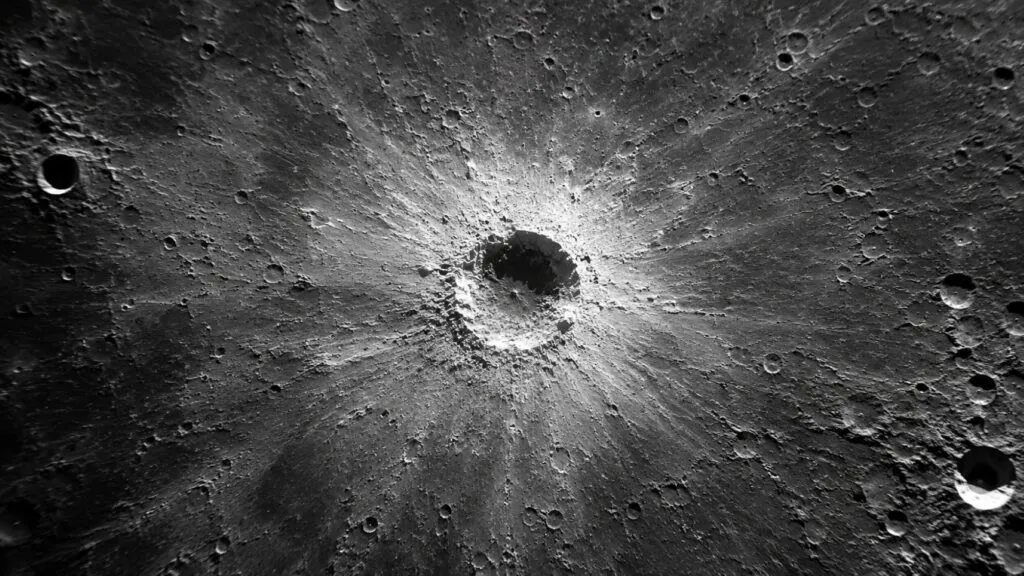 Nuevo cráter lunar de 225 metros revela la fuerza de los impactos espaciales en la Luna