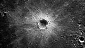 Nuevo cráter lunar de 225 metros revela la fuerza de los impactos espaciales en la Luna
