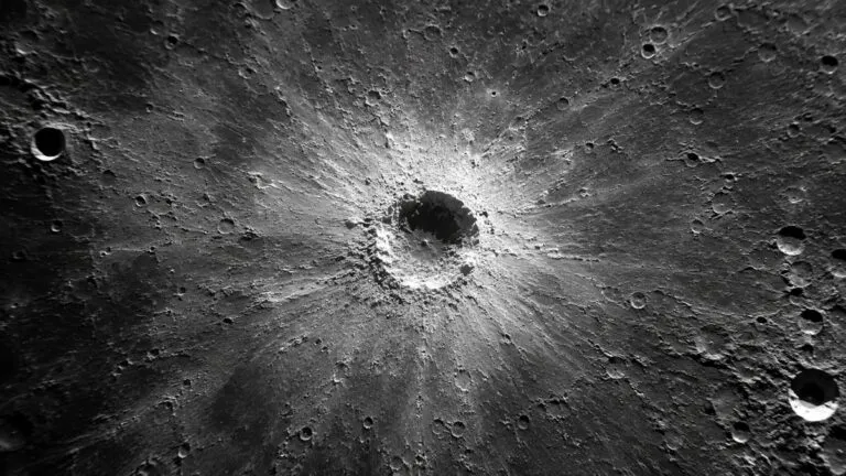 Nuevo cráter lunar de 225 metros revela la fuerza de los impactos espaciales en la Luna