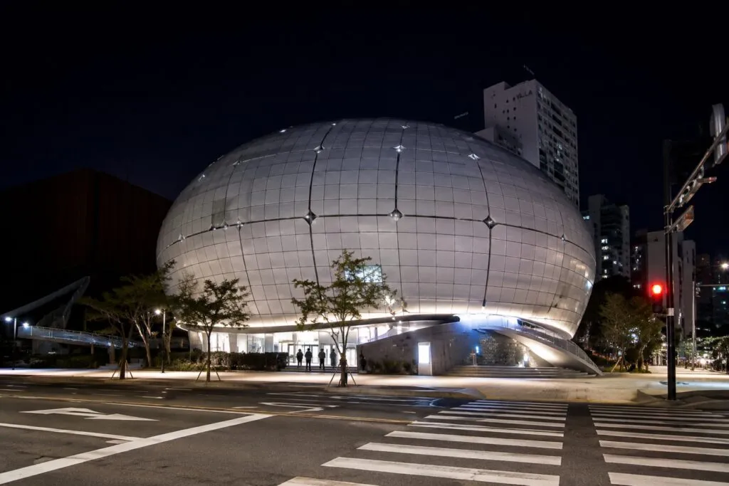 Museo de Ciencia en Seúl con arquitectura futurista e innovación tecnológica para una ciudad inteligente