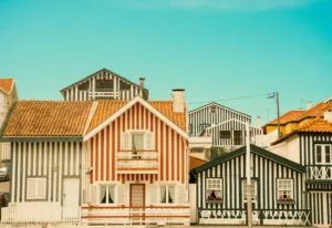 Pabellones de madera muestran arquitectura efímera con sustentabilidad, innovación y diseño flexible